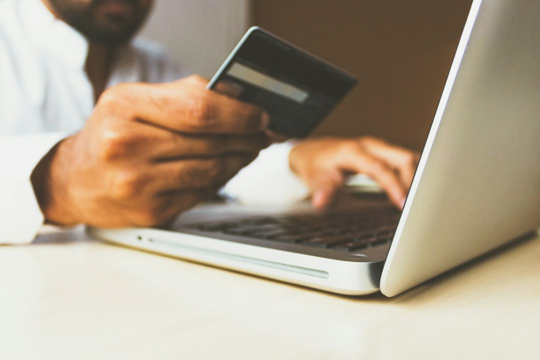 Onlinebetaling ved en computer