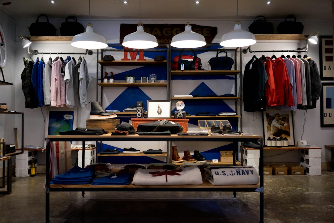 Butik med tøj og udstillinger