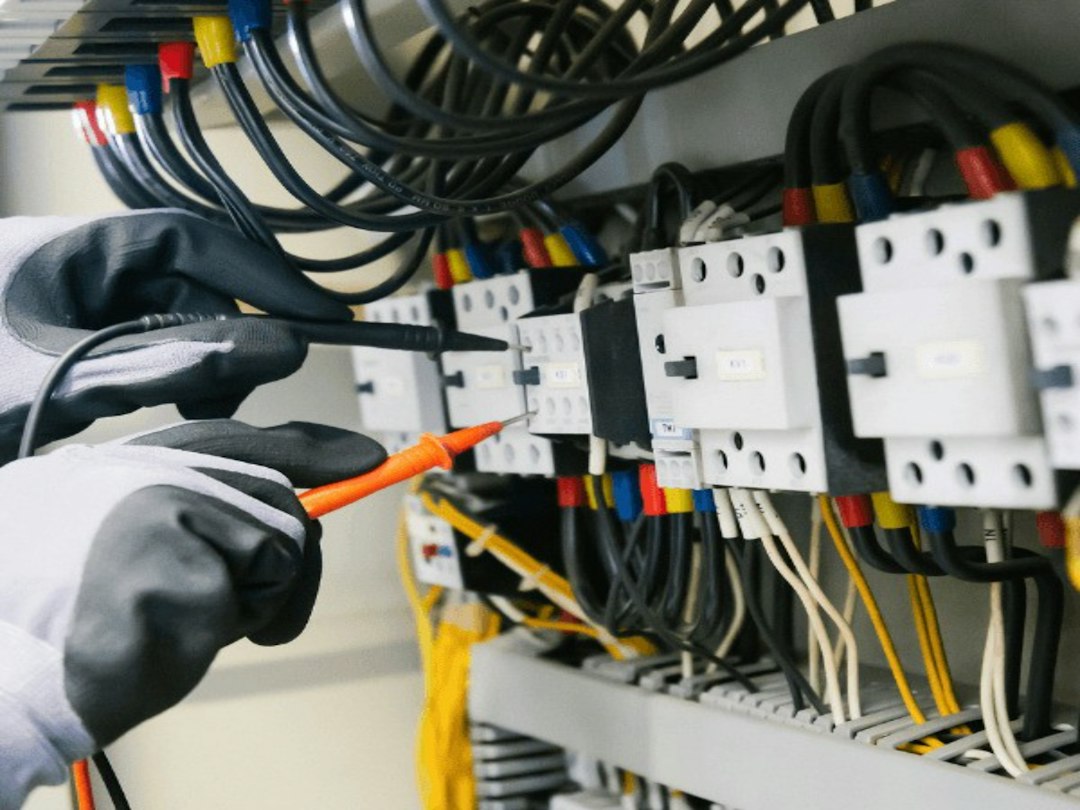 Elektriker arbejder ved en eltavle